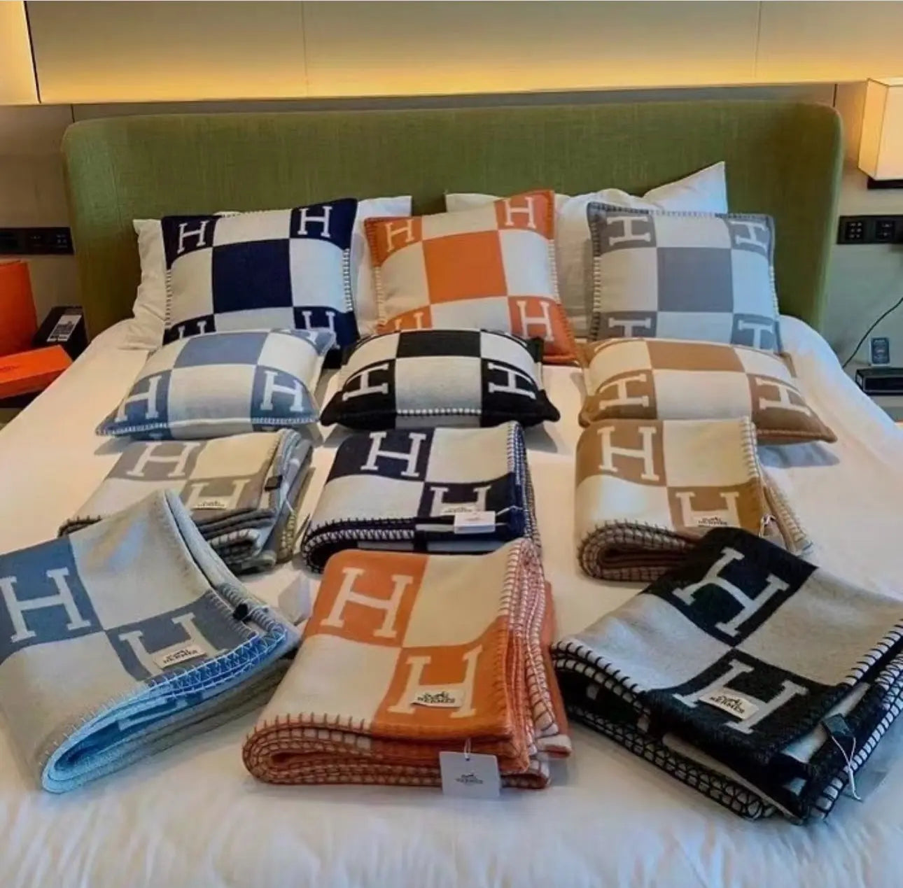 TAJ HER TROW - Chic by Taj