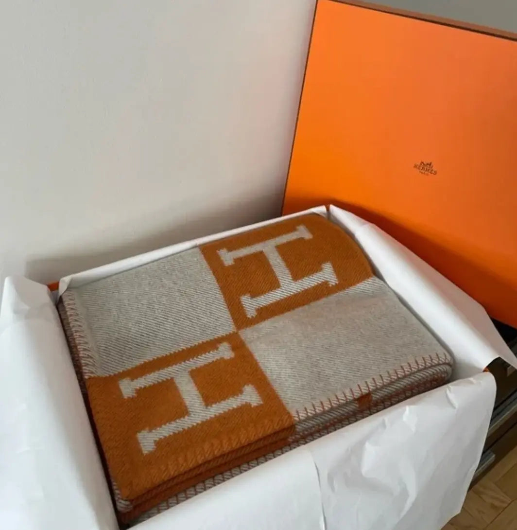 TAJ HER TROW - Chic by Taj