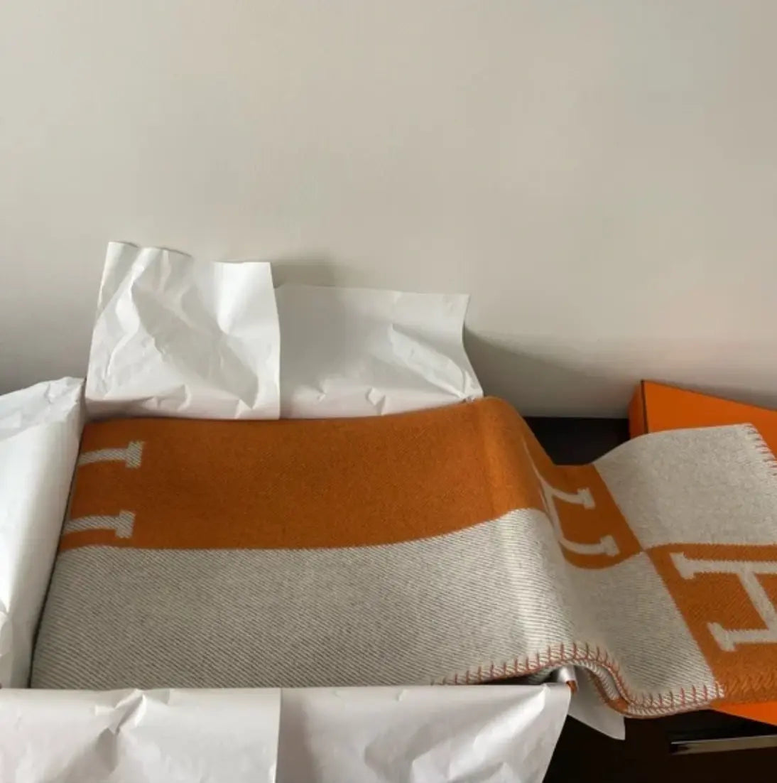 TAJ HER TROW - Chic by Taj